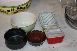 lot 1136 image: Assorted Bowls and Containers