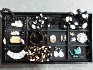lot 5 image: Contents On Tray Assorted Jewelry