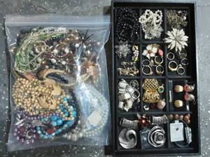 lot 6 image: Contents On Tray & Bag Of Assorted Jewelry
