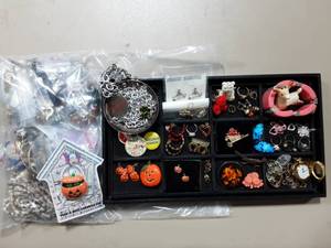 lot 21 image: Contents On Tray & Bag Of Assorted Jewelry