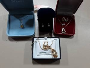 lot 35 image: Danbury Mint Earrings, Stauer Pendant, 2-Other NecklaceEarring Sets
