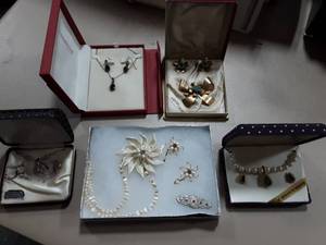 lot 43 image: 5-Vintage Boxed Sets