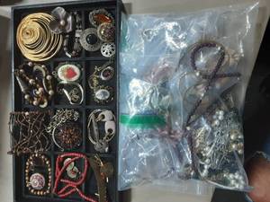 lot 44 image: Contents On Tray & Bag Of Assorted Jewelry