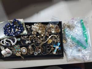 lot 45 image: Contents On Tray & Bag Of Assorted Jewelry