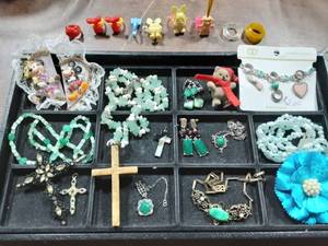 lot 51 image: Contents On Tray & Assorted Collectible Plastic Rings (Oscar Mayer, Troll, Rat Fink)