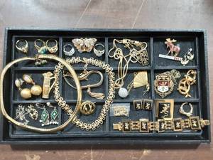 lot 52 image: Contents On Tray & Assorted Rings & Jewelry