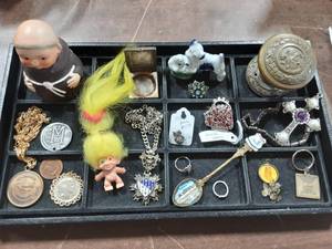 lot 53 image: Contents On Tray-Unique Collectibles