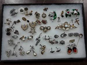 lot 56 image: Display Box With Assorted Rhinestone Jewelry