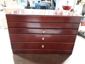 lot 68 image: Jewelry Chest 8x14x9