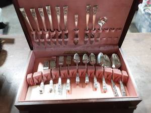 lot 76 image: Community Plate Flatware Set With Chest Service For 8