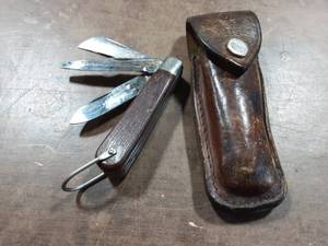lot 91 image: Klein Tools Pocket Knife With Leather Sheath