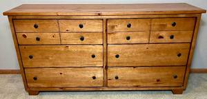 lot 33 image: Progressive Furniture 6 Drawer Dresser