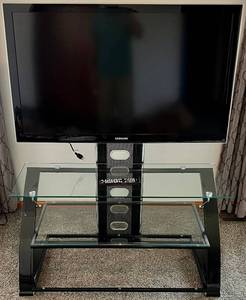 lot 77 image: Samsung 46 1080p 120Hz LCD TV with Tempered Glass TV StandMount