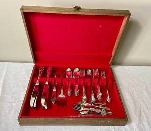 lot 82 image: Onieda Silverware Set