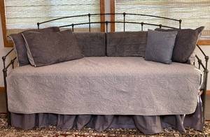 lot 11 image: Arched Double Top Metal Frame Twin Sized Daybed