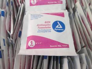 lot 35 image: Case of 1000 BZK 5x7 inches Antisep...