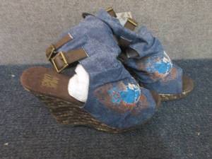 lot 70 image: Box of Size 7 Wedge MukLuks ...