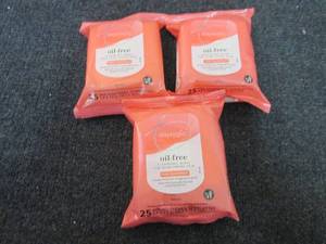 lot 180 image: 3- 25 ct Oil-Free Cleansing Cloths...