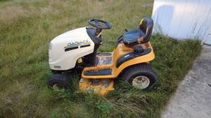 lot 14 image: Cub Cadet LT1042 Hydrostatic Drive Lawn Tractor