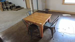 lot 31 image: Wooden Dining Table with 4 Metal Chairs