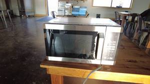 lot 73 image: Countertop Microwave Oven with Digital Controls