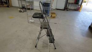 lot 84 image: 4-Step Folding Ladder with Tray