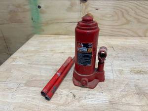 lot 123 image: TORIN BIG RED JACKS 6 Ton Hydraulic Bottle Jack