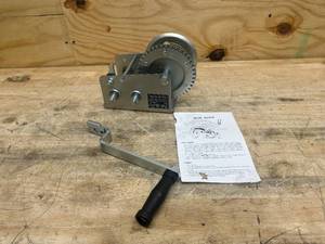 lot 58 image: 1800lb Hand Winch