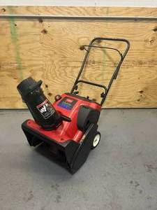 lot 193 image: TORO CCR 2450 20 Gas Snow Blower with R-TEK Engine Model 38515