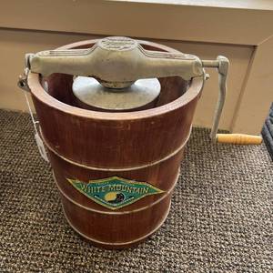 lot 4 image: White Mountain Ice Cream Maker