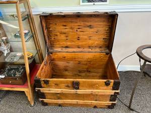 lot 6 image: Immigrant Trunk