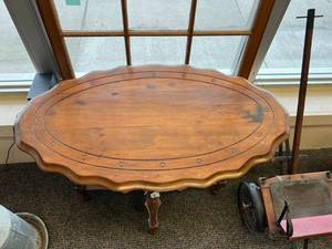 lot 13 image: Vintage SideOccasional Table