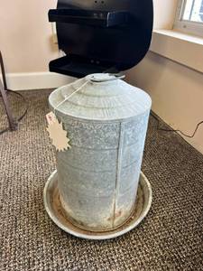 lot 14 image: Chicken Waterer