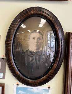 lot 17 image: Antique Oval Frame