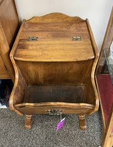 lot 19 image: Colonial Style End Table