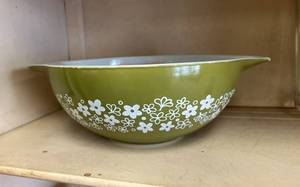 lot 28 image: Pyrex Spring Blossom Mixing Bowl