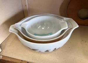 lot 30 image: Pyrex Early American Cinderella Set of 3