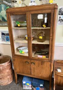 lot 36 image: Mid Century Modern China Cabinet