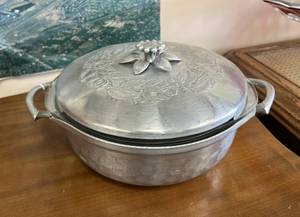 lot 38 image: Everlast Forged Aluminum Covered Casserole