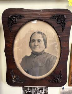 lot 43 image: 1800s Picture Frame with Picture