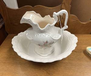 lot 98 image: Pitcher & Wash Basin