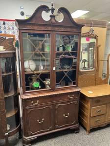 lot 105 image: Vintage Hutch