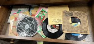 lot 138 image: Drawer of 45 Records