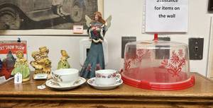 lot 165 image: Mixed Lot - Chalkware, Cake Carrier