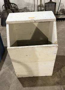 lot 274 image: Vintage Potato Bin