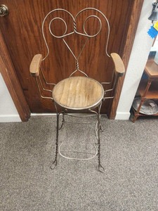 lot 466 image: Antique Parlor Chair