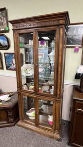 lot 309 image: Lighted Hutch