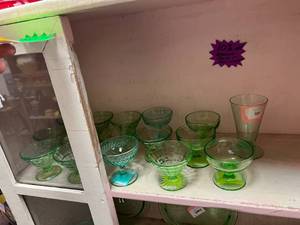 lot 313 image: Shelf of Uranium Glassware - Dessert Cups, Parfait Glass