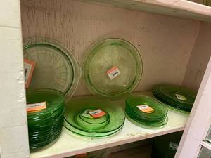 lot 314 image: Shelf of Uranium Glassware - Handled Cake Plate, Plates & Saucers