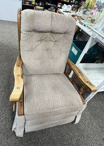lot 324 image: Vintage La-Z-Boy Rocker Recliner